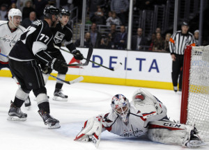 Los Angeles Kings center Jeff Carter (77) reacts after scoring the winning goal against Washington Capitals goalie Braden Holtby, right, during overtime period in an NHL hockey game in Los Angeles, Wednesday, March 9, 2016. The Kings won 4-3. (AP Photo/Alex Gallardo)