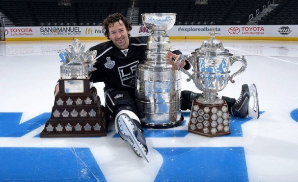 Retired Justin Williams of Hurricanes to stay in hockey